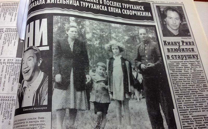 А вдоль дороги мёртвые с косами стоят…